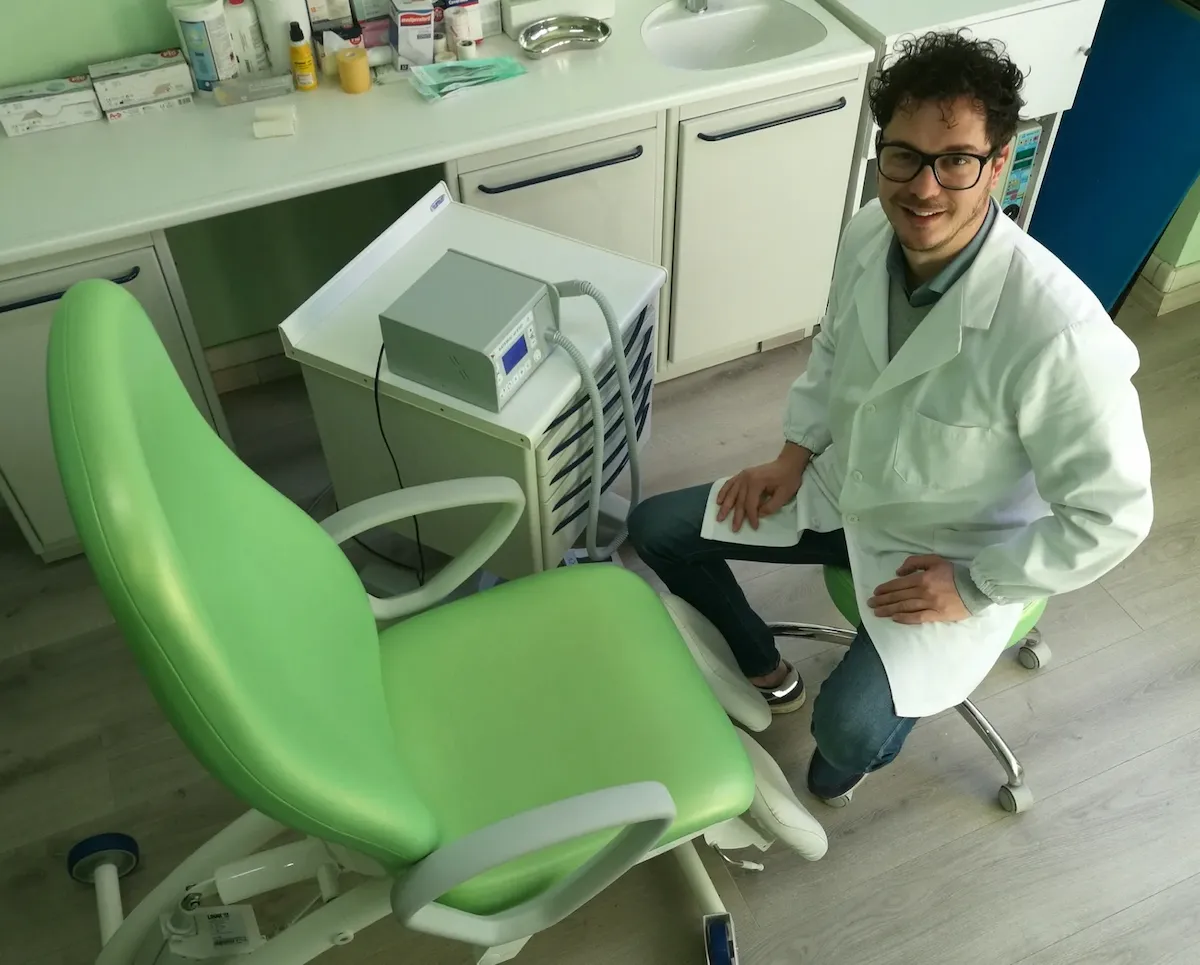 Dr. Federico Grassi, podologo specializzato nel trattamento dell'unghia incarnita, nel suo studio a Torino Via Filadelfia 200